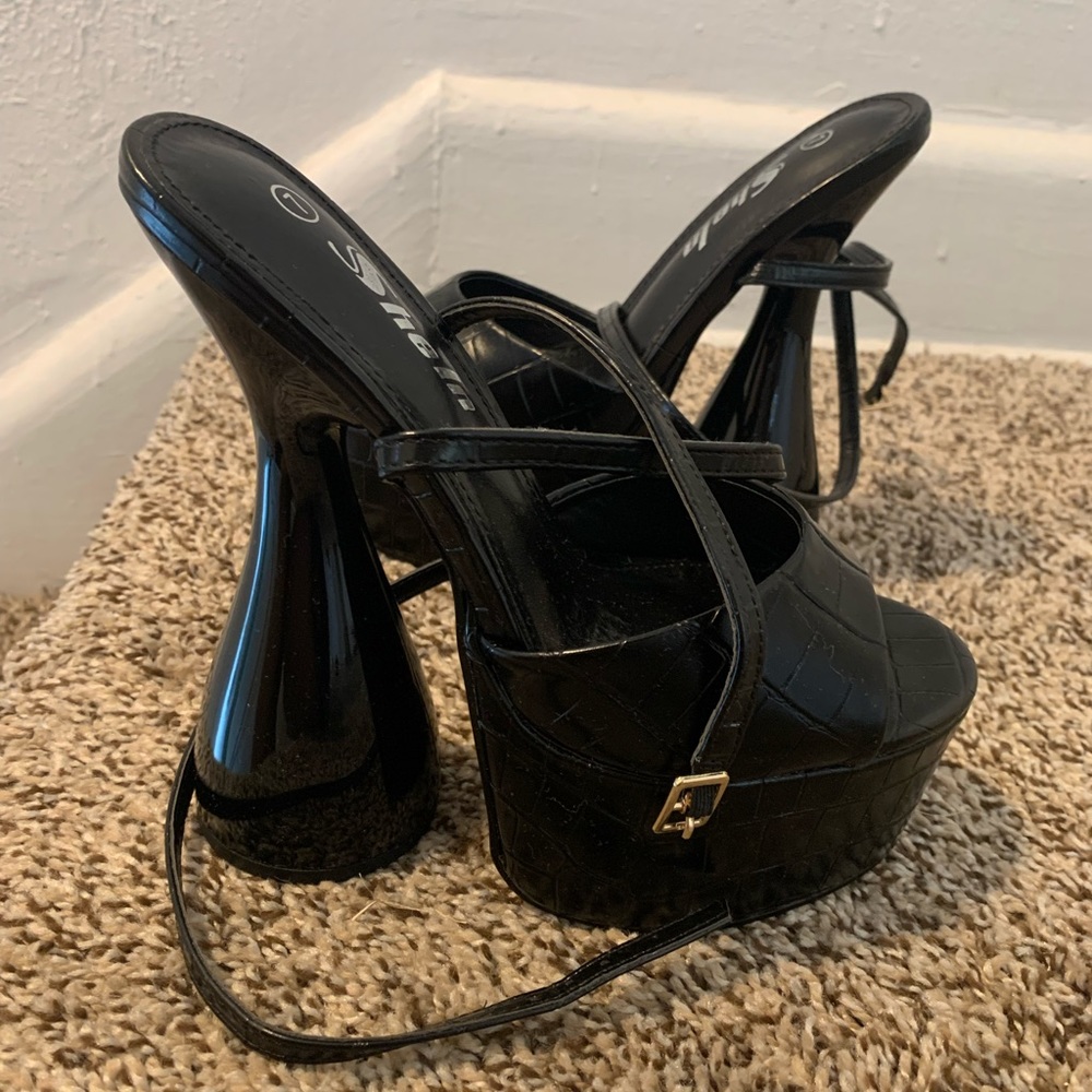 Black crocodile print heel